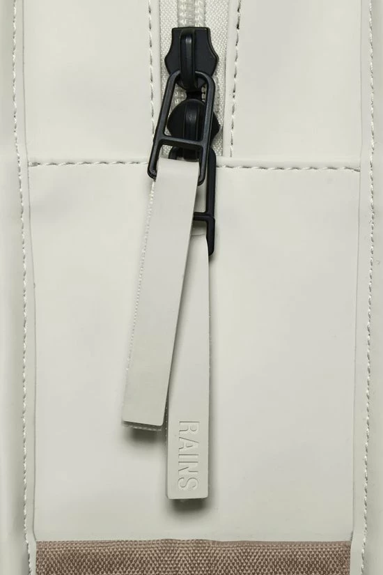 Beste Verkoop ❤️ Rains Buckle Rugzak 16 Liter - Fossil ✨ 6 Beste Verkoop ❤️ Rains Buckle Rugzak 16 Liter - Fossil ✨ - Afbeelding 4